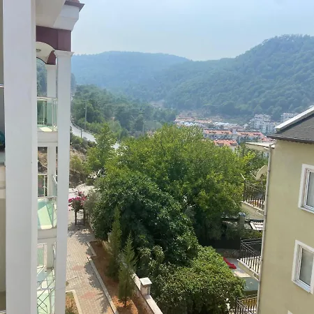 Grosse In Stadtzentrum Von 페티예
